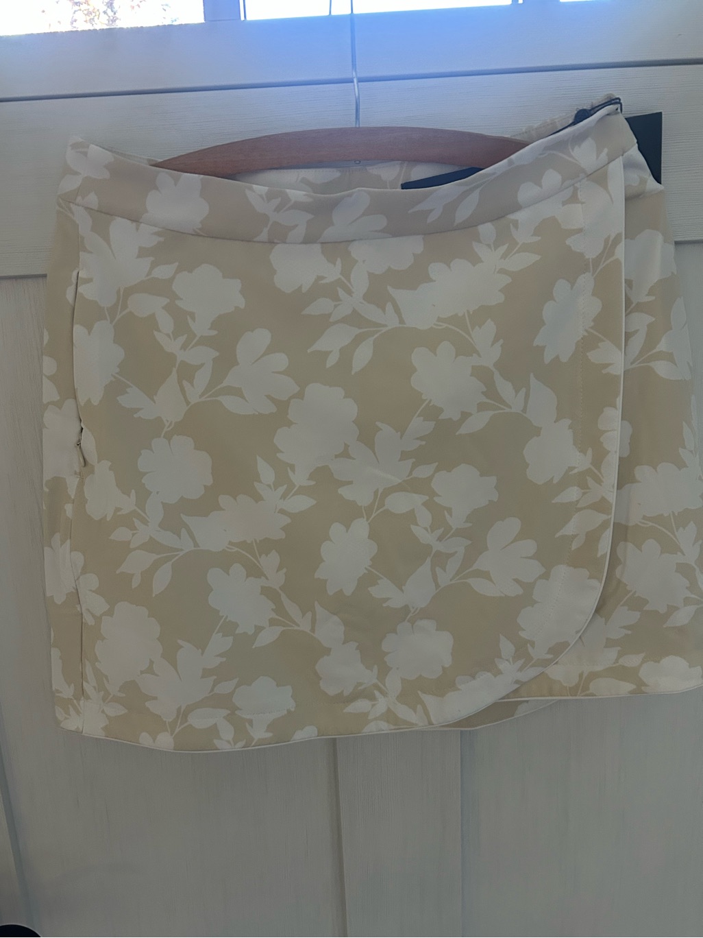 G/Fore Skort Women’s Golf Floral Short Skirt White/Tan Tonal Tennis Size 4- Nwt